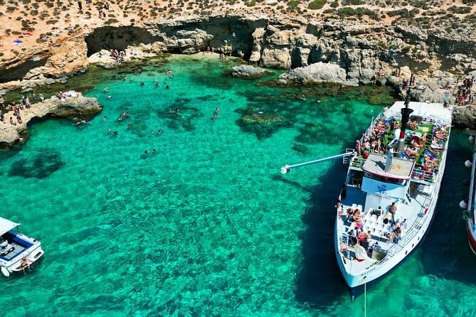 Take a boat tour of Lagoa Azul